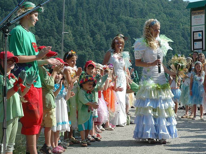 Máchova jezera Jezerní královna vystoupila v doprovodu své družiny na břeh ve Starých Splavech, aby zahájila tradiční Starosplavskou pouť.