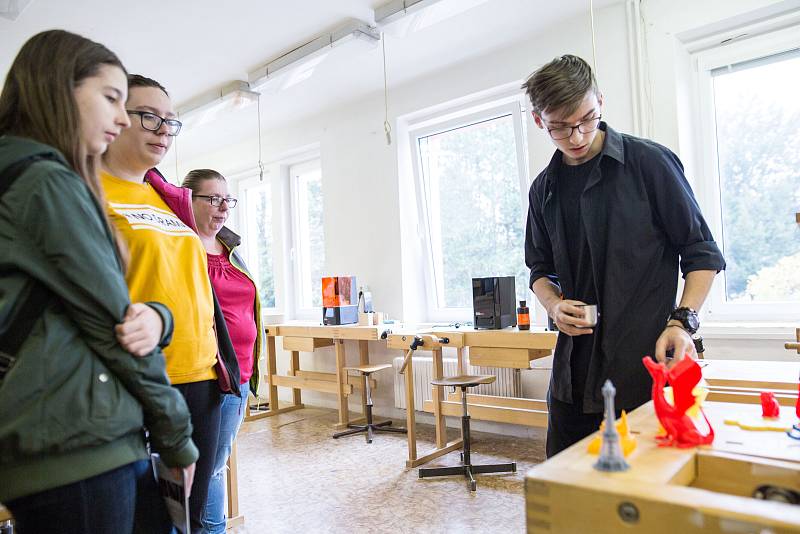 Během víkendu se otevřela i Vyšší odborná škola sklářská a Střední škola v Novém Boru.