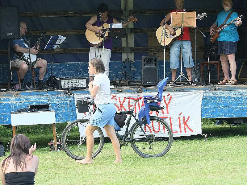 Přehlídka amatérských country skupin na koupališti v Horním Prysku.