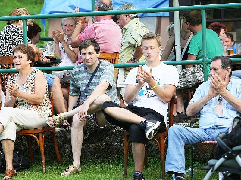 Přehlídka amatérských country skupin na koupališti v Horním Prysku.