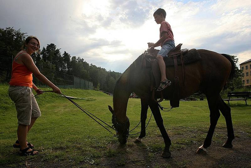 Přehlídka amatérských country skupin na koupališti v Horním Prysku.