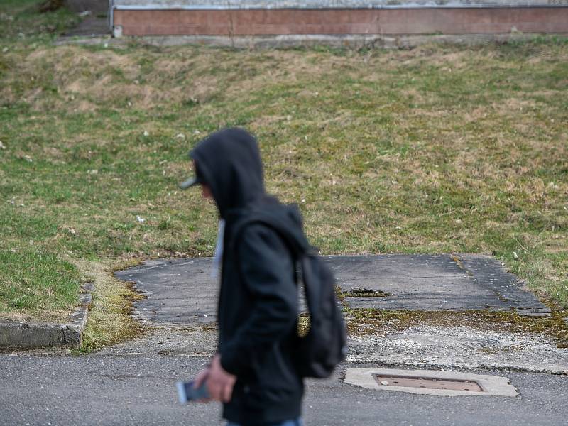 Pátrání po telefonních budkách v České Lípě dopadlo neúspěšně. Všechny už zmizely. Ve většině případech lidé kolem místa, kde dřív stála telefonní budka, telefonovali z mobilu, drželi ho v ruce nebo bylo poznat, že ho mají v kapse u kalhot, stejně jako v 