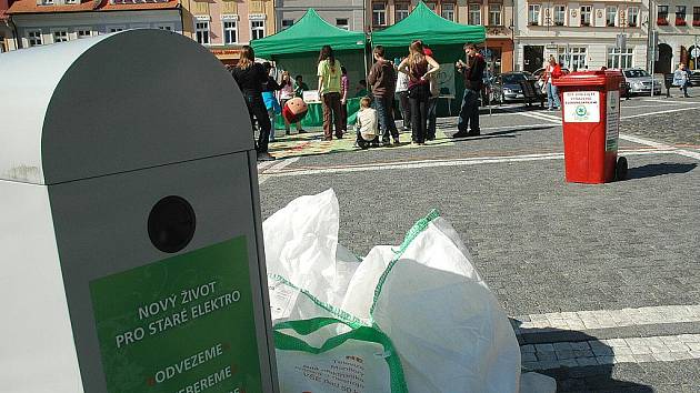 Kde ušetřit v domácnostech na energiích ukazála fiktivní rodina v rámci zábavné road show na podporu recyklace odpadu a vyřazených elektrospotřebičů. Osvětová akce putuje po celém kraji a v úterý dorazila i do České Lípy. 