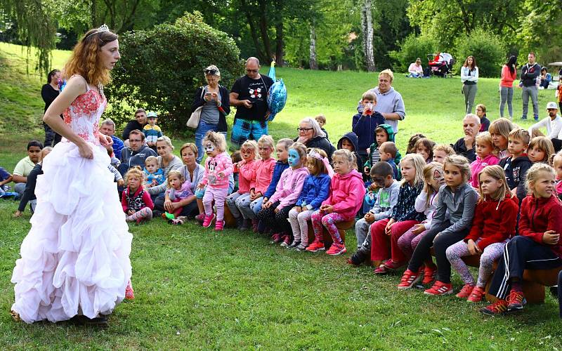 Slavnosti v pohádkovém duchu uspořádaly Doksy v areálu místního zámku.