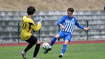 Dorostenci České Lípy U 17 (modré dresy) doma porazili Junior Děčín 3:0.