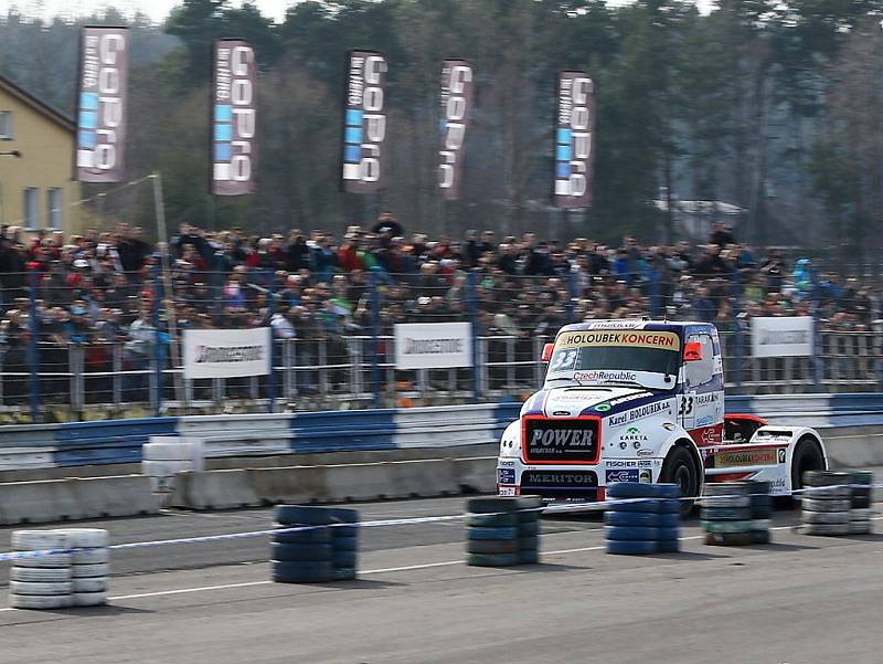 Přes pět tisíc lidí se přišlo do Sosnové podívat na speciály jezdící dakarskou rallye, případně posbírat podpisy jejich jezdců. 