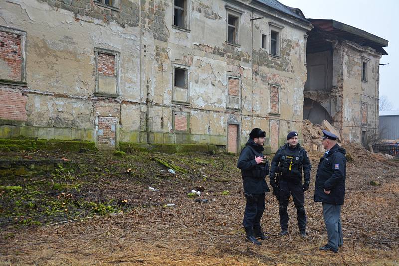 Pravděpodobně kvůli výkyvům zimního počasí, zatékání a celkové katastrofální zchátralosti bývalého hospodářského dvora státního zámku v Zákupech se ve čtvrtek ráno zřítila jedna část budovy na severní straně.