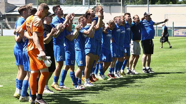 Takhle slavili fotbalisté České Lípy jistotu postupu v Praze, po utkání proti Meteoru.