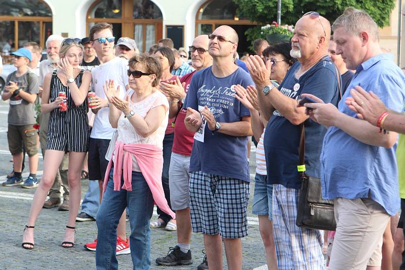 Na českolipské náměstí dorazilo protestovat kolem 200 lidí.