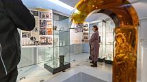 V novoborském Sklářském muzeu začala výstava ke 150. výročí sklářské školy.