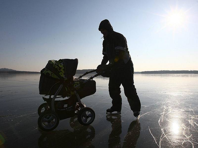 Máchovo jezero nepřináší potěšení svým návštěvníkům jen v létě. V mrazivém počasí, které panuje v posledních dnech, je rájem také pro bruslaře. Celé jezero je totiž pokryté několikacentimetrovou vrstvou ledu a je tak ideální k tomu nazout brusle...