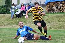 Holany - Frýdlant B 3:0. Capulič se snaží zastavit průnik domácího Šandy (v pruhovaném).