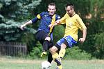 Holany - Pěnčín 4:0. Torba v souboji s hostujícím Matějíčkem (ve žlutém).