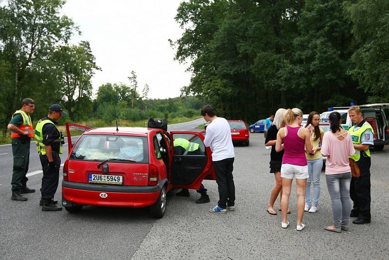 Na drogy a alkohol u návštěvníků festivalu Mácháč 2013 se zaměřila kontrola na odstavném parkovišti za Jestřebím.