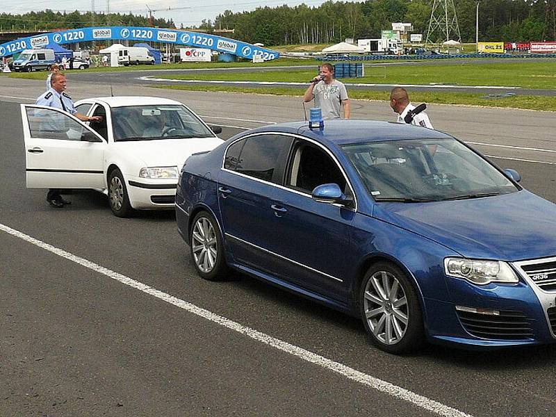 Zásahovou jednotka Policie ČR, psovody, pražskou jízdní policii a další složky integrovaného záchranného systému bylo možné v sobotu vidět na autodromu v Sosnové během devátého ročníku akce Den s policí.