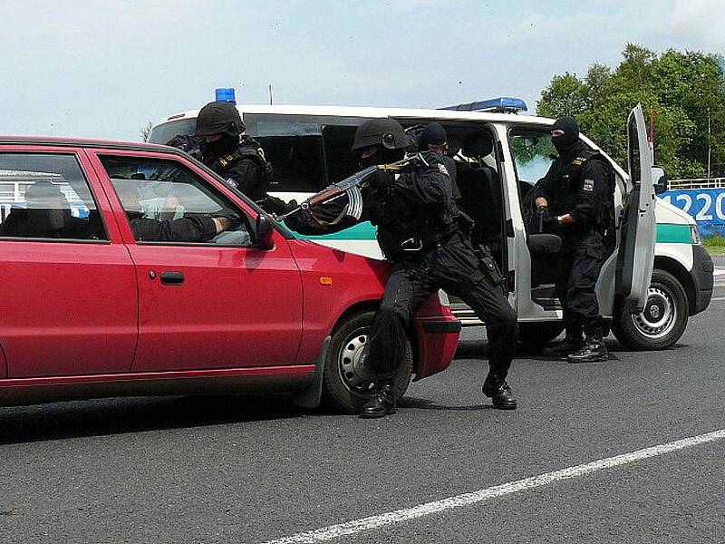 Zásahovou jednotka Policie ČR, psovody, pražskou jízdní policii a další složky integrovaného záchranného systému bylo možné v sobotu vidět na autodromu v Sosnové během devátého ročníku akce Den s policí.