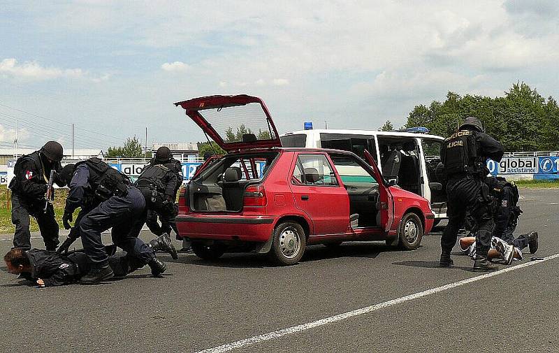 Zásahovou jednotka Policie ČR, psovody, pražskou jízdní policii a další složky integrovaného záchranného systému bylo možné v sobotu vidět na autodromu v Sosnové během devátého ročníku akce Den s policí.
