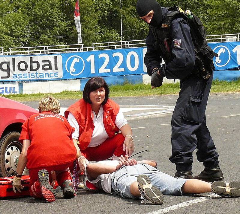 Zásahovou jednotka Policie ČR, psovody, pražskou jízdní policii a další složky integrovaného záchranného systému bylo možné v sobotu vidět na autodromu v Sosnové během devátého ročníku akce Den s policí.