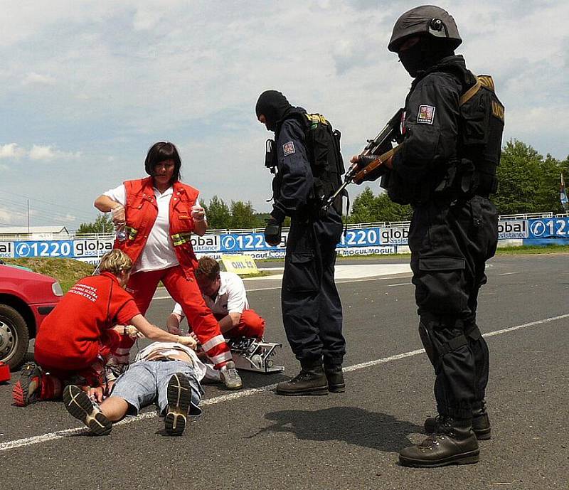 Zásahovou jednotka Policie ČR, psovody, pražskou jízdní policii a další složky integrovaného záchranného systému bylo možné v sobotu vidět na autodromu v Sosnové během devátého ročníku akce Den s policí.