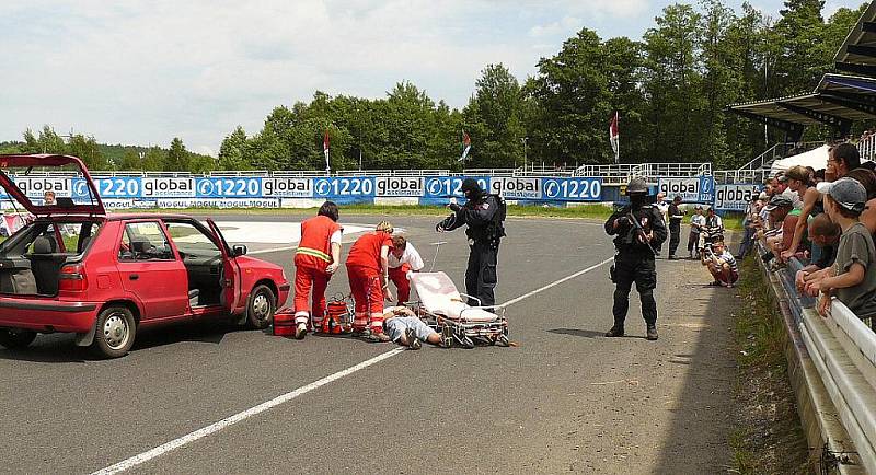 Zásahovou jednotka Policie ČR, psovody, pražskou jízdní policii a další složky integrovaného záchranného systému bylo možné v sobotu vidět na autodromu v Sosnové během devátého ročníku akce Den s policí.