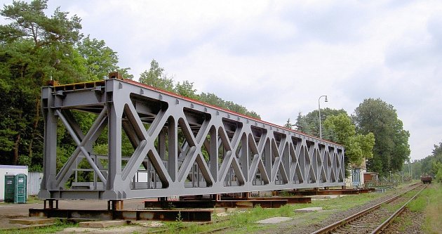 Od konce května je na železniční trati 087 v úseku mezi Českou Lípou a Blíževedly výluka, která potrvá až do poloviny srpna. Důvodem je výměna železničního mostu v Zahrádkách. 