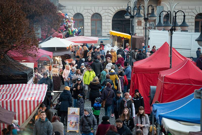 Rozsvícení vánočního stromu v České Lípě s koncertem Ewy Farne.