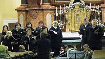 Baziliku Všech Svatých v České Lípě v sobotu rozezvučely tóny Mozartova Requiem v podání Severočeského filharmonického sboru Česká Lípa – Liberec doprovázeného Českolipským komorním orchestrem Musica Caecilia za řízení Josefa Zadiny. 