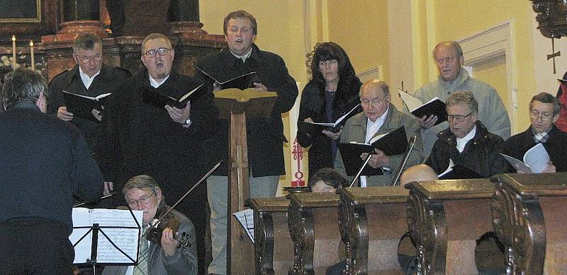 Baziliku Všech Svatých v České Lípě v sobotu rozezvučely tóny Mozartova Requiem v podání Severočeského filharmonického sboru Česká Lípa – Liberec doprovázeného Českolipským komorním orchestrem Musica Caecilia za řízení Josefa Zadiny. 