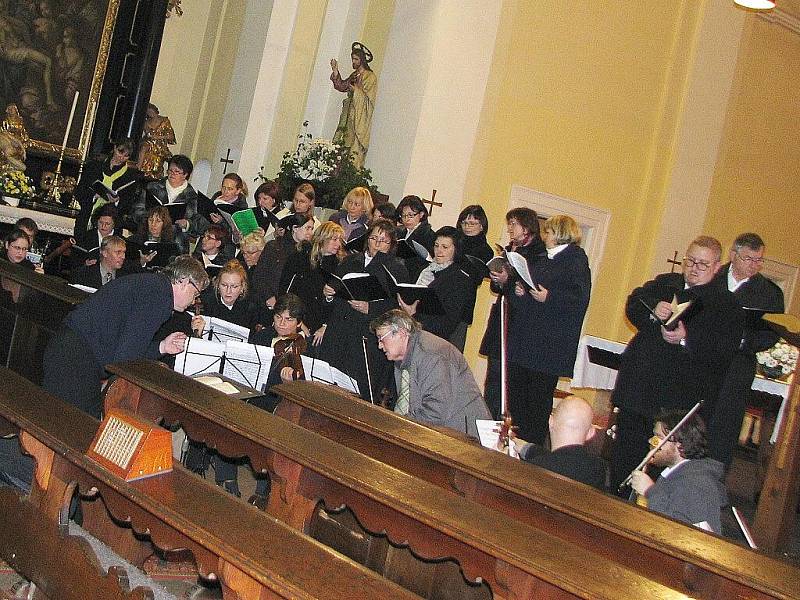 Baziliku Všech Svatých v České Lípě v sobotu rozezvučely tóny Mozartova Requiem v podání Severočeského filharmonického sboru Česká Lípa – Liberec doprovázeného Českolipským komorním orchestrem Musica Caecilia za řízení Josefa Zadiny. 