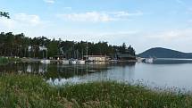 Kromě rekreačních jachtařů hostí Máchovo jezero každoročně řadu jachtařských závodů.