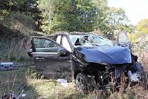 Cizinec v kradeném autě skončil v pondělí v rukou policistů poté, co se s luxusním terénním Mercedesem spadl ze sedmimetrového srázu u Lvové.