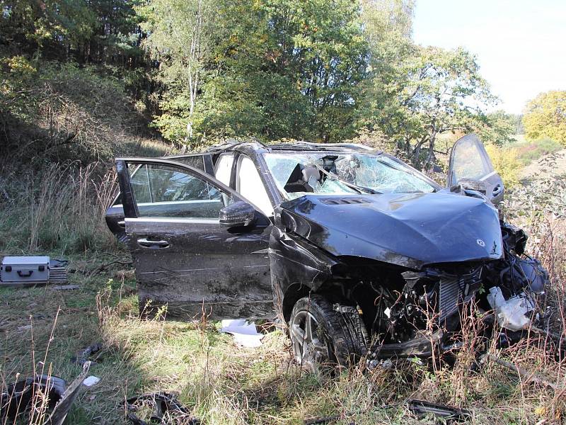 Cizinec v kradeném autě skončil v pondělí v rukou policistů poté, co se s luxusním terénním Mercedesem spadl ze sedmimetrového srázu u Lvové.