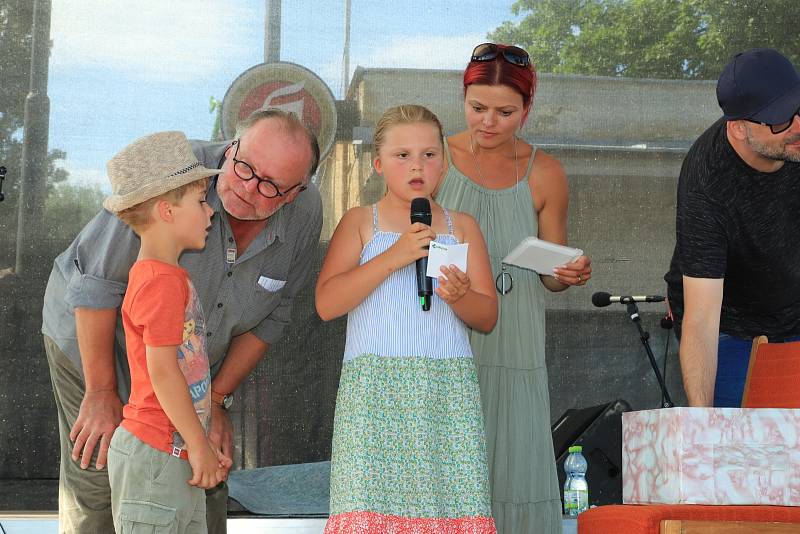 Letní slavnosti v Dubé proběhly 6. července na počest jubilea zdejší čestné občanky, zpěvačky Evy Pilarové