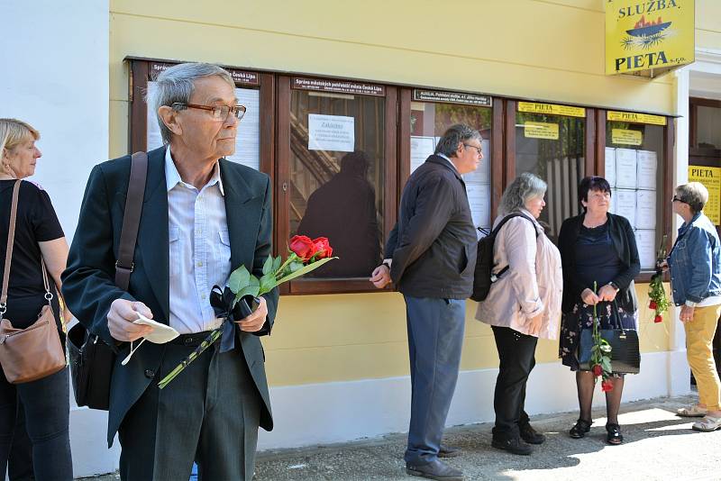 Pohřeb známého historika, čestného občana České Lípy Ladislava Smejkala. Přišly desítky lidí.