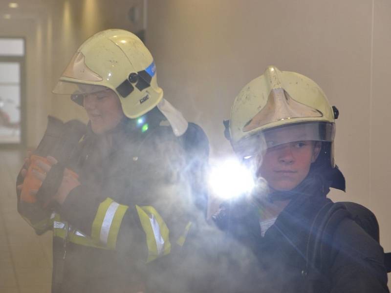 Konec školního roku si dvě třídy sedmáků ze škol v Novém Boru a Kravařích zpestřily dnem na hasičské stanici profesionální jednotky v České Lípě. 