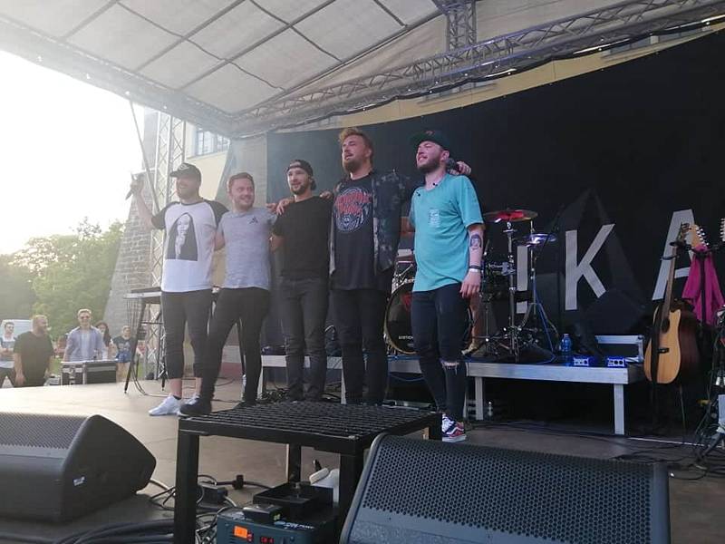 Festival podpořil útulek. Na akci vystoupila kapela Poetika.