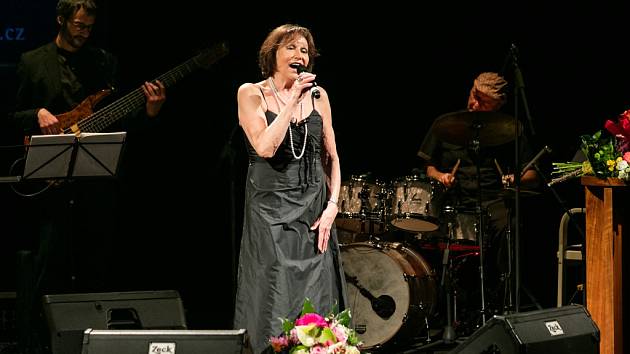 Dlouho vyprodaný byl čtvrteční Poslední recitál legendární zpěvačky Marty Kubišové, která v doprovodu klavíristy Petra Maláska zazpívala v rámci Mezinárodního hudebního festivalu Lípa Musica v Městském divadle v Novém Boru. 
