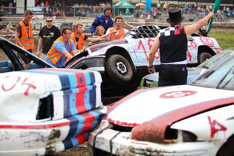 Destruction derby na autodromu. Den první.