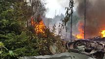 Letadlo se zřítilo v lesích asi kilometr od Stráže pod Ralskem u vrchu Lipka. Po pádu začalo hořet. 