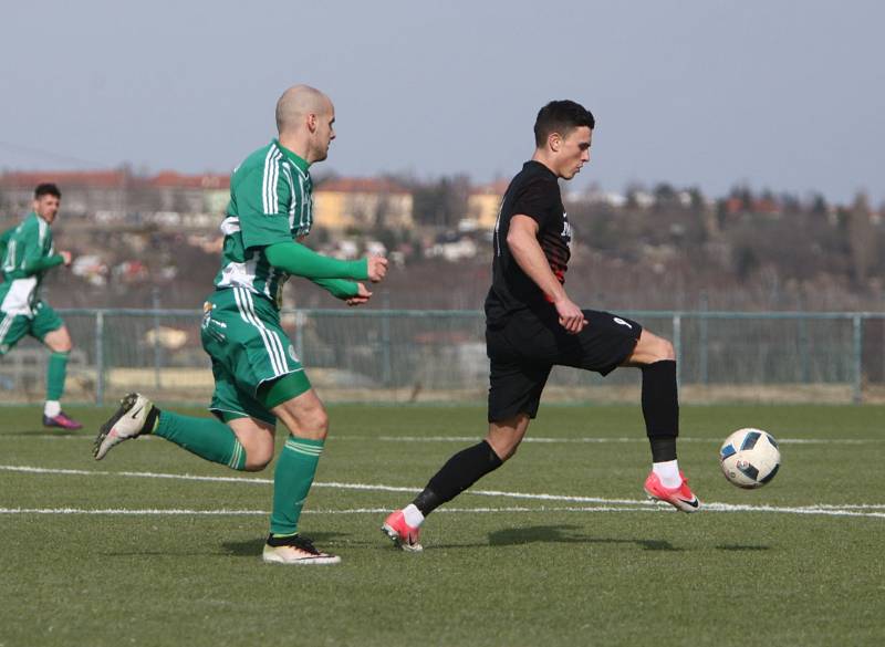 Sokol Hostouň, další soupeř nováčka divizní skupiny B, kterým je Arsenal Česká Lípa (tmavé dresy), zvítězil v domácím prostředí těsně 1:0. Autor: Deník/ Jaroslav Marek