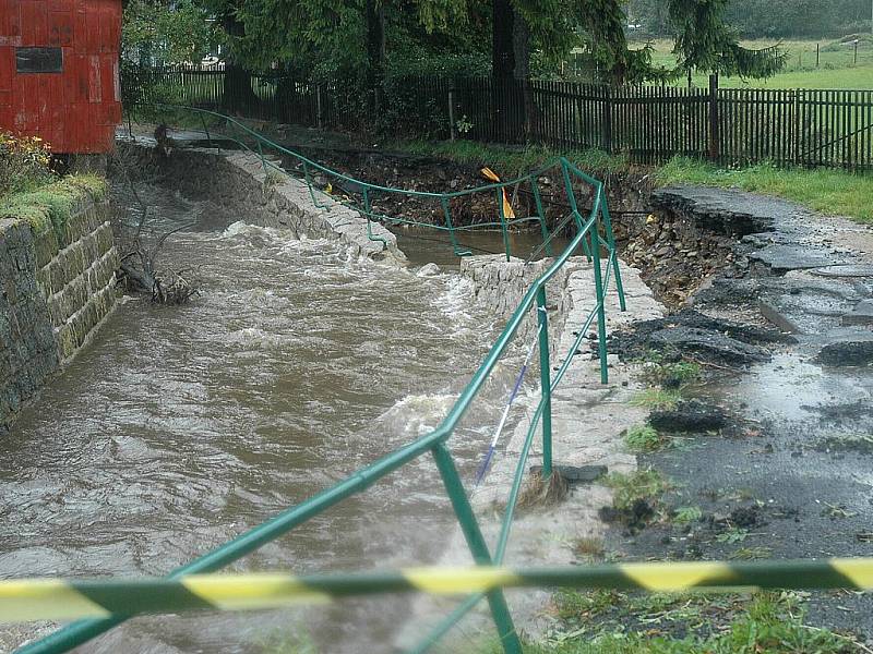 Ve Cvikově se protrhla zeď koryta.