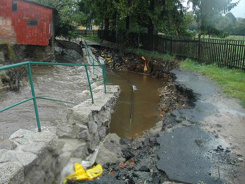 Velká voda v roce 2010 ve Cvikově protrhla zeď koryta potoka.