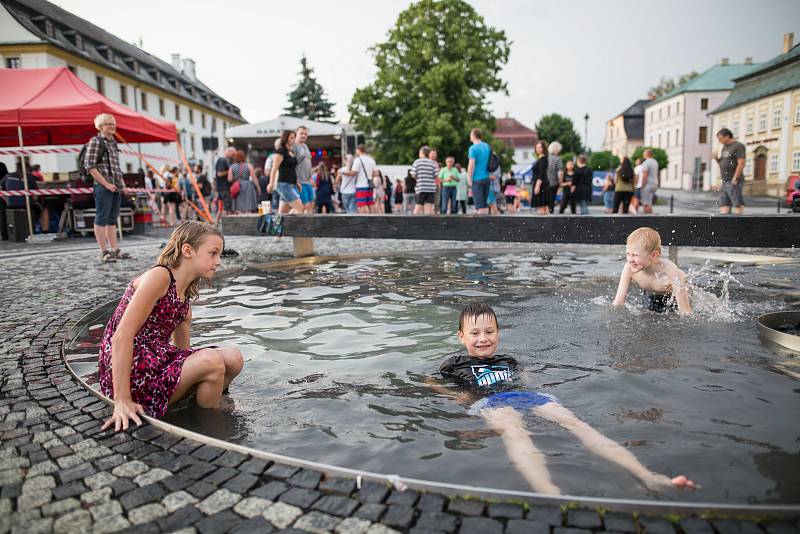 Páteční hudební večer na náměstí Míru zahájil Sklářské slavnosti v Novém Boru.