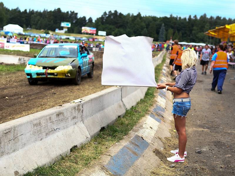 Destruction derby na autodromu. Den první.