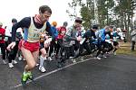 Letošního Novoročního běhu okolo Máchova jezera se zúčastnilo bezmála na sedm desítek závodníků.