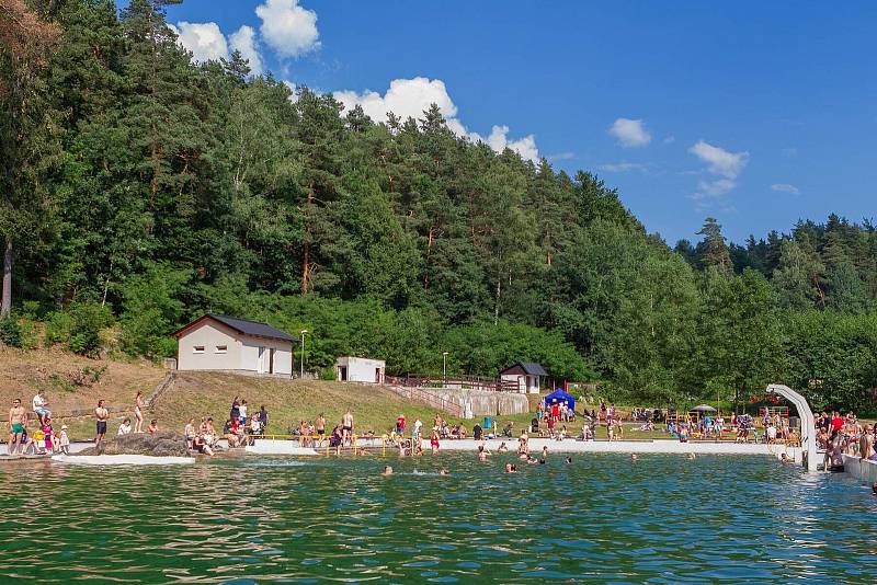 V Kamenickém Šenově už koupaliště zahájilo koupací sezónu.