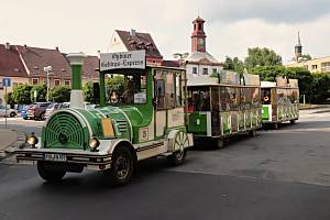 Horský expres převáží turisty ze Cvikova do Saska.