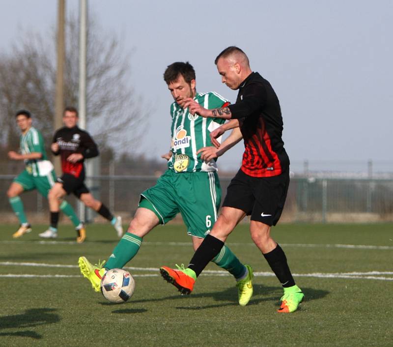 Sokol Hostouň, další soupeř nováčka divizní skupiny B, kterým je Arsenal Česká Lípa (tmavé dresy), zvítězil v domácím prostředí těsně 1:0. Autor: Deník/ Jaroslav Marek