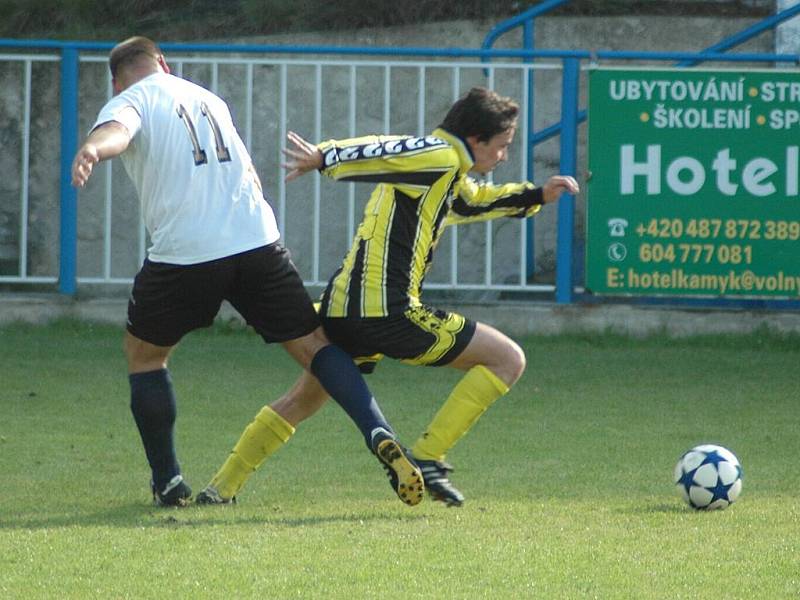 Třikrát pokořili fotbalisté Doks brankáře Jiříčka z Vratislavic. 