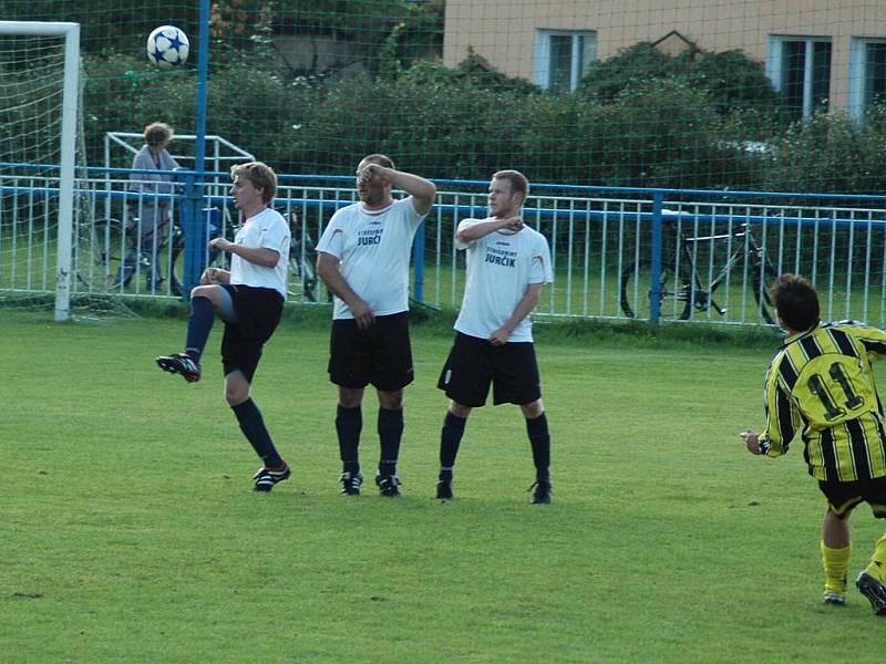 Třikrát pokořili fotbalisté Doks brankáře Jiříčka z Vratislavic. 